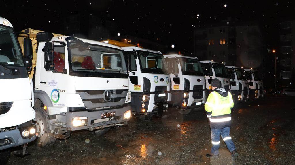 BÜYÜKŞEHİR BELEDİYESİ DEPREM BÖLGESİNE 105 ARAÇ, 158 PERSONEL GÖNDERDİ